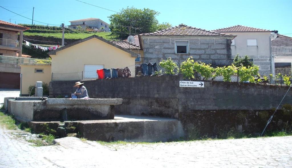 Na primeira foto a fonte e o lavadouro e algumas das casas que