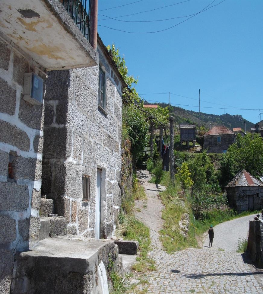 Na segunda foto o fim do caminho da Chousinha, parede de casas reconstruídas, casas