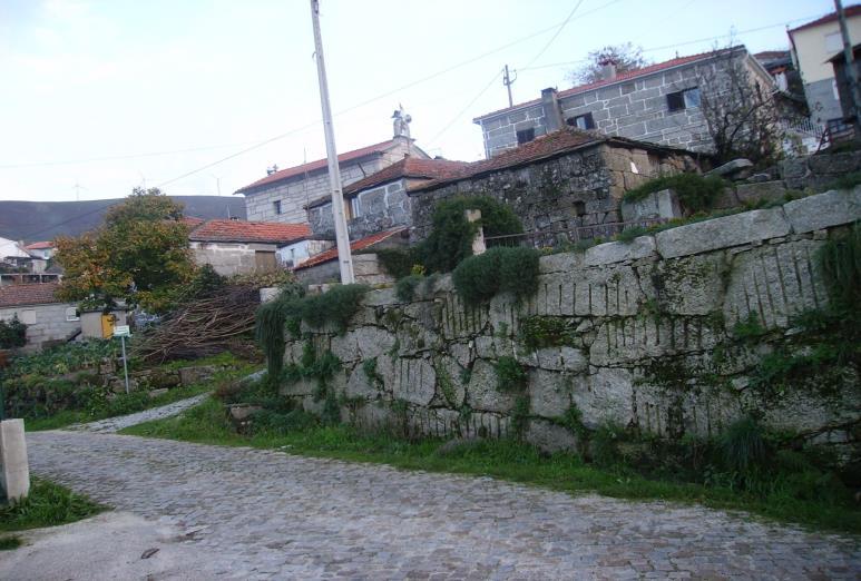 Na primeira foto vê-se a zona da Capela e a estrada, bem como três casas mais antigas.