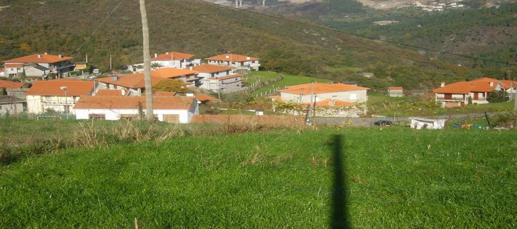 FONDEVILA Nesta foto vê-se Fondevila já toda reconstruída, as casas novas que chegam até ao Iteiro, o telhado da escola, a estrada para o lugar da Granja, a leira do Tapado lá mais em cima e a parte