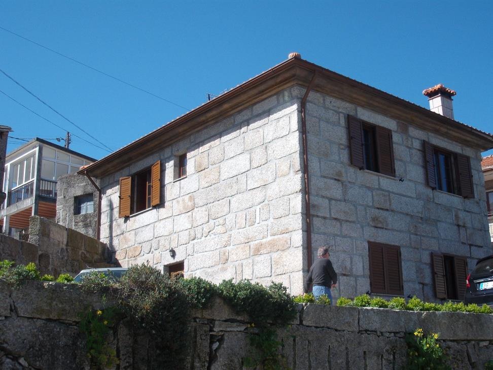 CASAS Na primeira foto uma casa moderna e uma casa antiga, a antiga