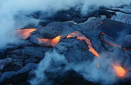 Quando o magma esfria os diferentes íons são atraídos uns pelos outros formando "núcleos cristalinos" dos diferentes minerais.