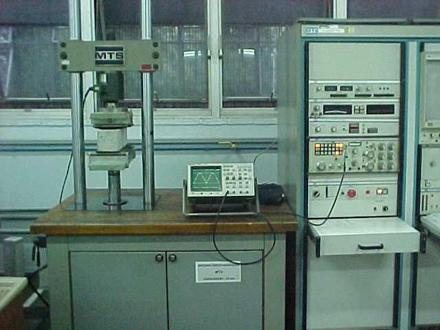 Os ensaios à fadiga foram realizados a uma freqüência de 10 Hz, objetivando-se determinar a relação entre tensões (RT) que alcançasse 10 5 ciclos e 10 6 ciclos.