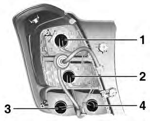 Insira o soquete no refletor girando no sentido horário e acople o conector do plugue. 7. Reinstale a tampa inferior e o acabamento da roda dianteira.