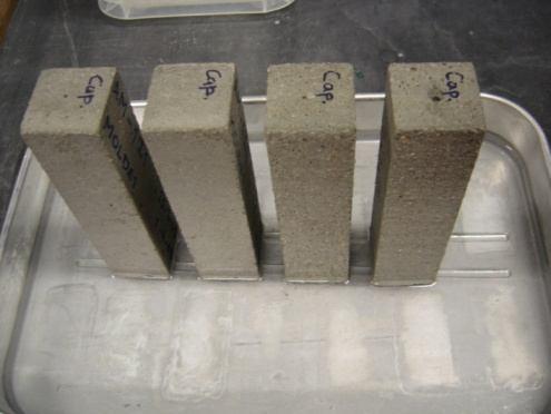 Estudo da influência da dosagem de cimento no desempenho de argamassas de reboco Coloca-se novamente o provete em imersão, sobre as varetas, introduzindo-o segundo um ângulo de aproximadamente 45º,