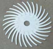 Introdução: Os Discos SR Bristle são moldados na forma radial utilizando uma resina polimérica impregnada com partículas plásticas, utilizados na remoção das camadas finas de selantes e adesivos; ou