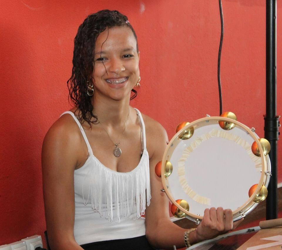 Thaynara Christina percussão Thaynara Christina, 18 anos, moradora do bairro São Lucas, em BH, colocou a música na sua vida olhando e repetindo os sons do pandeiro do seu tio, um apaixonado pela arte