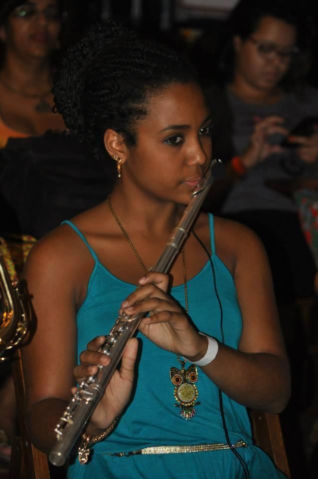 Iara Luiza flauta transversal Foto: Zaíra Pires Iara Luiza, 15 anos, é nascida e criada no Bairro Céu Azul, em Belo Horizonte.