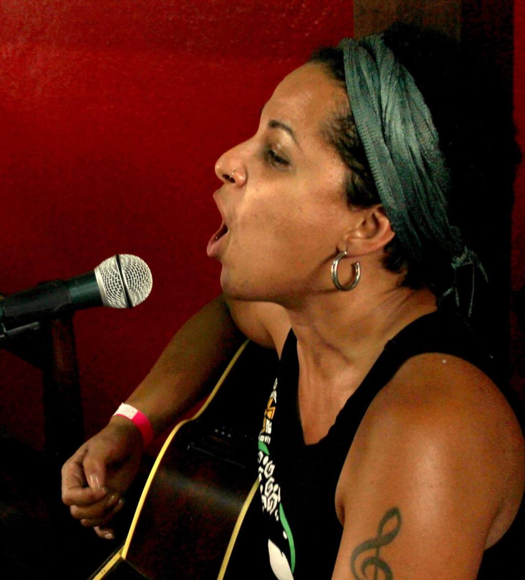 Michelle Oliveira voz e violão Michelle Oliveira, 37 anos, é artista plástica formada pela UEMG, escola Guignard, e moradora do bairro Cidade Nova.