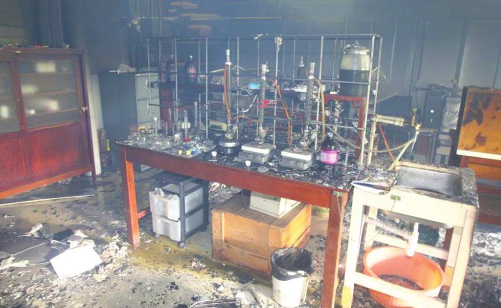h) Produção de faíscas, próximo a substâncias ou vapores inflamáveis. i) Ventilação inadequada ou insuficiente. A Figura 1.8, mostra o resultado de uma explosão ocorrida em um laboratório de química.
