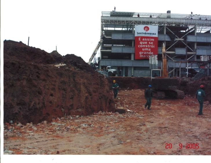 A granulometria é predominantemente fina (argila, silte e areia fina), interpretável pelas marcas deixadas pela máquina.