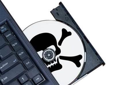 Pedofilia: pessoas que abusam sexualmente de crianças e adolescentes ou enviam imagens a rede; Pirataria: baixar músicas, filmes e softwares pagos na