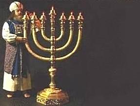 5 Menorá - o candelabro de sete lâmpadas dado a Moisés Aqui nós vamos voltar ao que dissemos no início sobre algumas diferenças entre o tabernáculo de Moisés e o templo de Salomão.