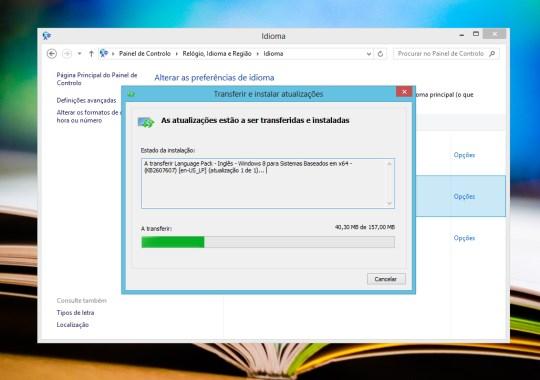 O processo de descarga e instalação do pacote de idiomas pode ser acompanhado na nova janela aberta para o efeito.