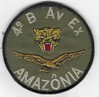 (1) compõe de um escudo circular, com 90 mm de diâmetro; (2) o símbolo do 3º BAvEx é representado com uma pantera negra ao centro em posição de ataque; na parte externa superior, lê-se a inscrição 3º