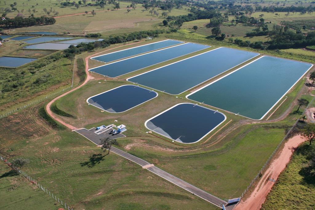 LAGOAS DE ESTABILIZAÇÃO Lagoa de Maturação: Td = 5-7 dias Profundidade = 0,8 1,2 m Lagoa Faculta=va: Td = 10-20 dias Profundidade =