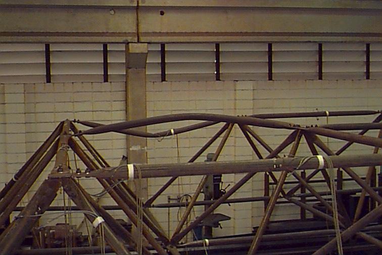 Análise teórica e experimental de treliças metálicas espaciais constituídas por barras.