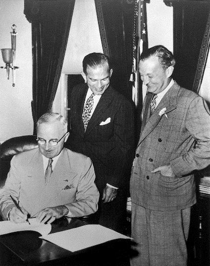 Agosto 1946 Fulbright Act, assinado pelo Presidente Harry Truman Objectivo: Fomentar o conhecimento mútuo e promover a colaboração internacional através do intercâmbio nas áreas da educação,