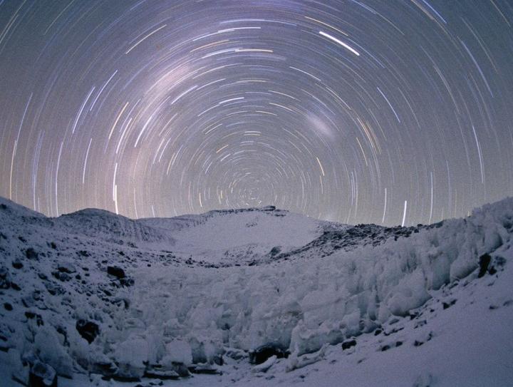 Movimento diurno aparente em torno do PS visto dos Andes Via Láctea Nuvens de Magalhães Ojos del