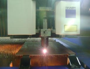 Corte O corte foi realizado na empresa TRUMPF, utilizando a máquina de corte a laser CNC Trulaser 5030 (Figura 3.1). (a) (b) Figura 3.