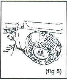 abaixo: 1 - Abra a torneira de combustível. (fig.1) 2 - Gire a chave para a posição ON.(fig.2) 3 - Posicione a alavanca do afogador na posição AFOGADO.