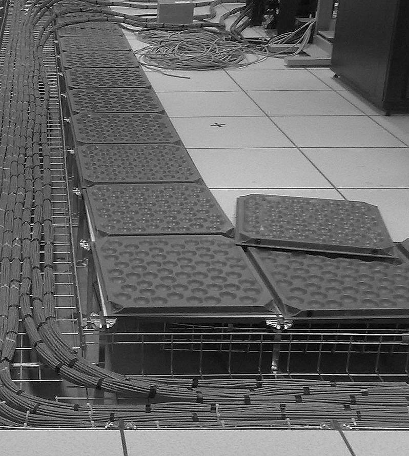 Universidade do Sul de Santa Catarina Os pisos elevados têm como principal finalidade criar um vão livre entre a laje do piso da sala de computadores e o novo piso desse espaço onde serão instalados