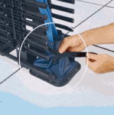 eficiência energética do sistema de climatização da sala de computadores quando o ar frio é insuflado sob o piso elevado.