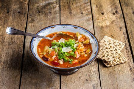 Sopa Mista de Feijões Azeite de oliva: 1 colher de sopa Dentes de alho: 4, picados Cebola: 2, picadas Folhas de louro: 2 Orégano seco: 1 colher de chá Água: ½ litro Tomates: 400 g, picados Sal: A