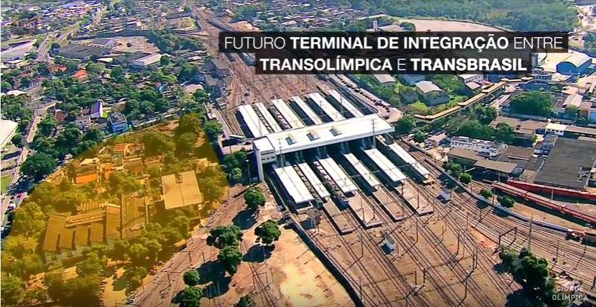 No terminal do Recreio, os passageiros do BRT TransOlímpica que querem integrar com o corredor de BRT TransOeste devem percorrer um trajeto a pé descoberto até a estação