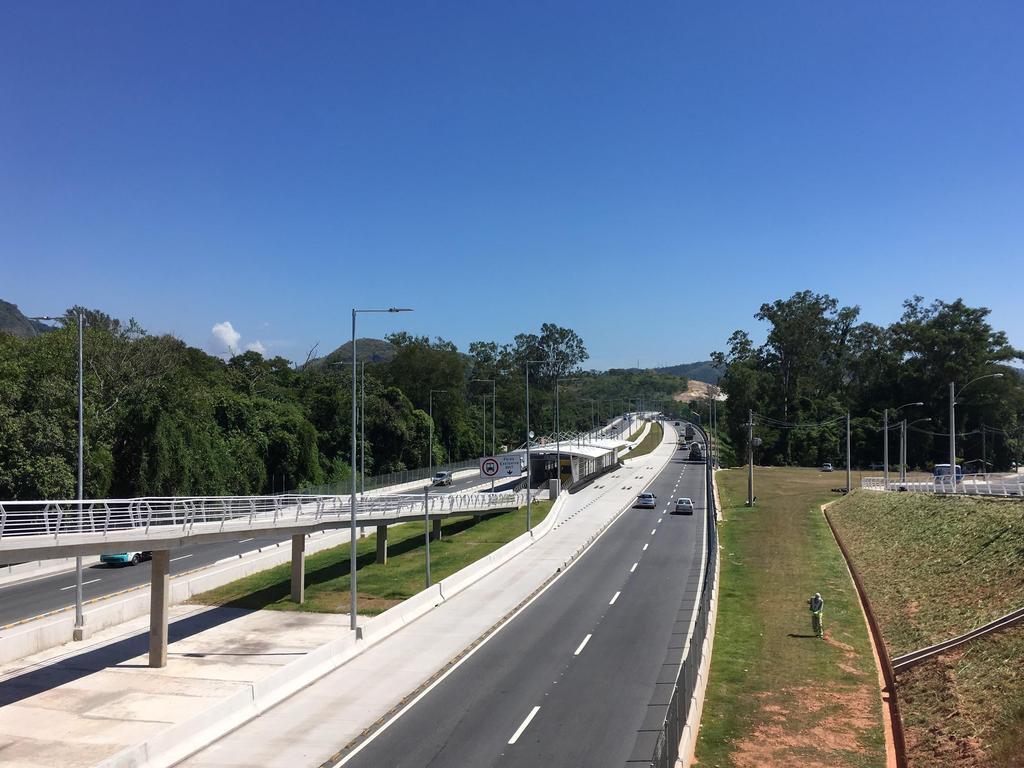 BRT Básico - Alinhamento das Vias de Ônibus Alinhamento central em todo corredor e prioridade total de passagem