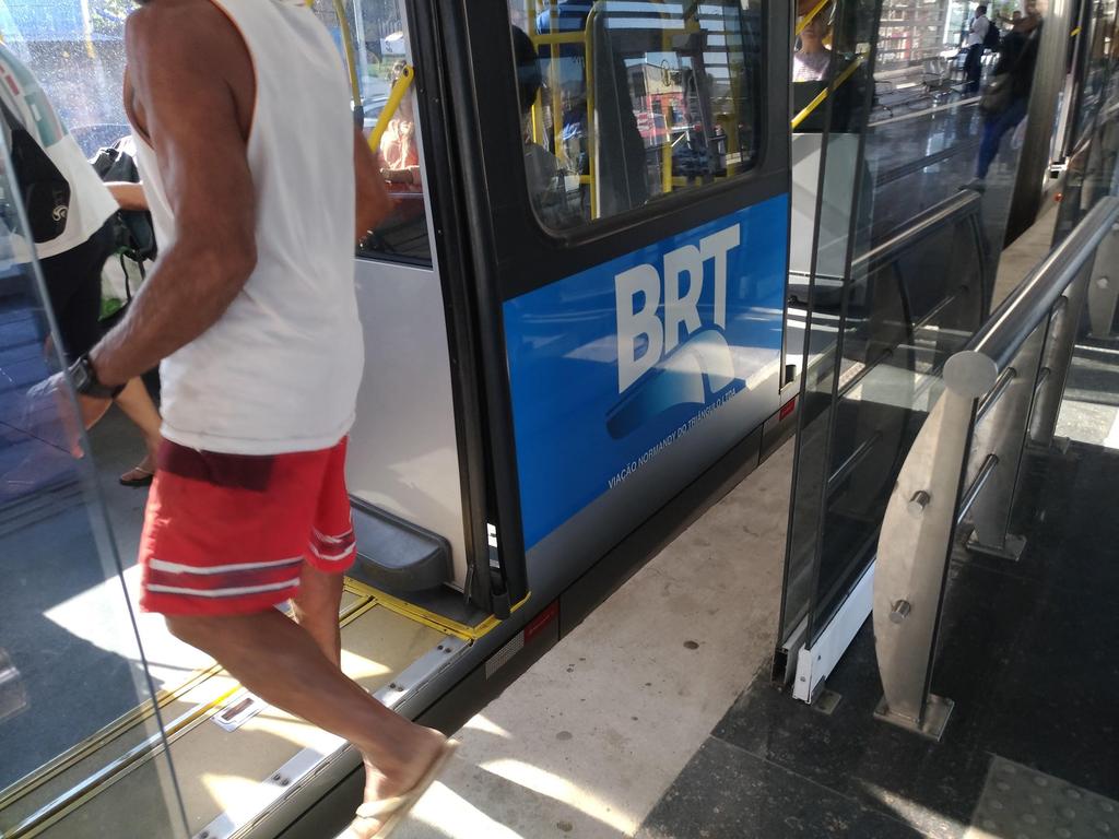 BRT Básico - Embarque em Nível Embarque em nível em todas as estações