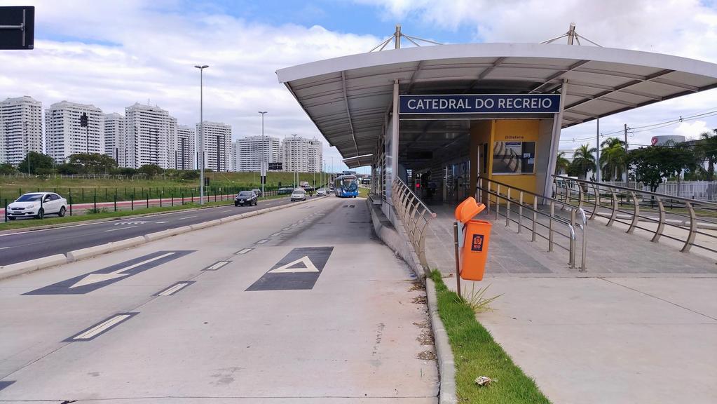 Infraestrutura - Faixas de ultrapassagem nas estações Presente em todas as estações, possibilitando