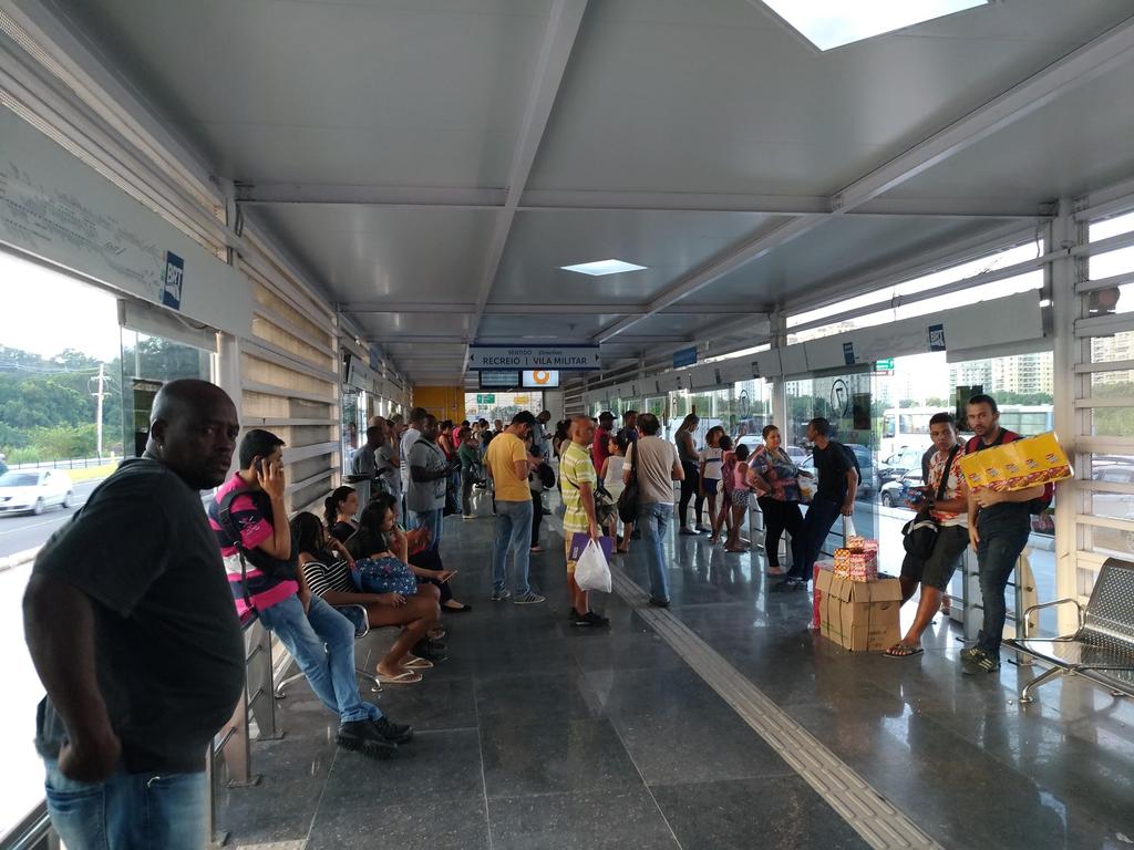 Estações de maior demanda contam com a presença de vendedores ambulantes.