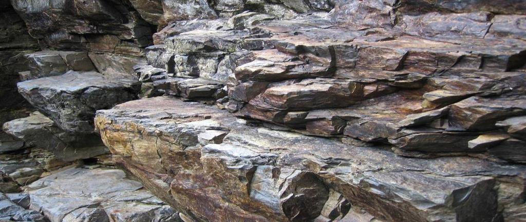 Rochas Corpo sólido natural, resultante de um processo geológico determinado, formado por agregados de um ou mais minerais, arranjados