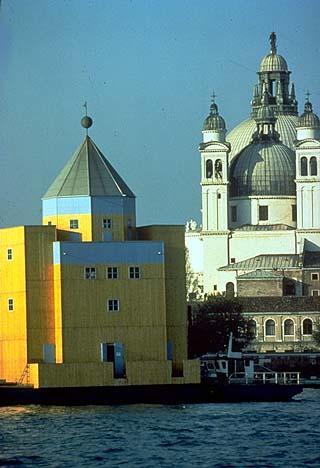 Aldo Rossi O Teatro do Mundo 1979 Assim a complexa estrutura da cidade surge de um discurso cujos pontos de referência podem parecer abstratos.