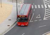 (autobús). Sinálanse no mapa as paradas dos diferentes autobuses nos que se pode acceder ao centro.