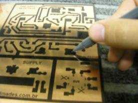 Lembrando que alguns erros dá pra corrigir usando a caneta especial para circuito impresso, encontrada também em qualquer lojas para artigos de eletrônica.