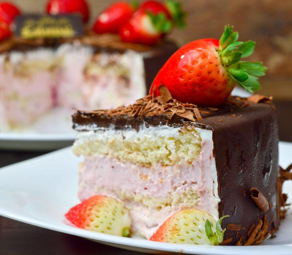 1458 BOLO MORANGO COM CHOCOLATE Bolo branco, recheado com mousse de morango com pedaços de