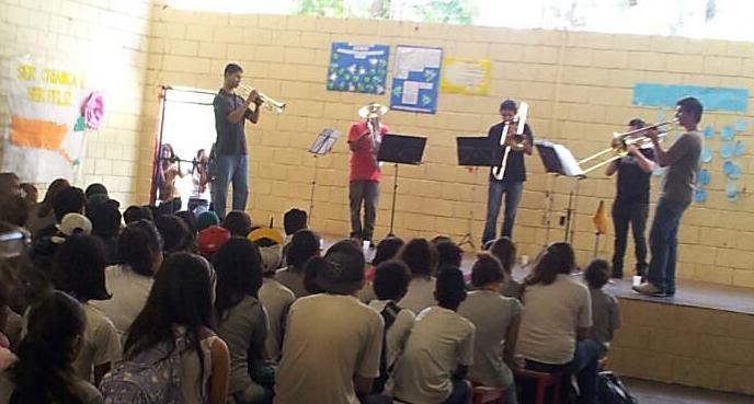 Figura 2: Apresentação do quinteto de metais TocArte na escola parceira. Foto: Lilian Alessandra de Almeida.