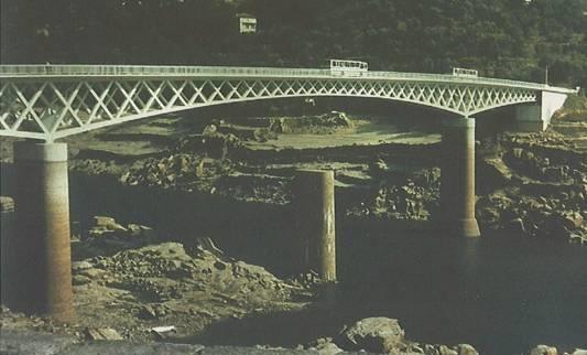 O pilar central da ponte existente, não utilizado na nova ponte, foi parcialmente demolido por forma a não interferir com a navegação no Rio Douro.
