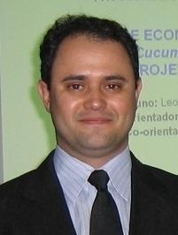 Contabilidade Avançada pela FGV-RJ/EMBRATEL, MBA em Gestão Empresarial pela FIA-USP e mestrado em Comunicação Midiática pela Universidade Estadual Paulista Júlio de Mesquita Filho (2002).