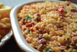 em rodelas com folhas de manjericão Arroz com legumes Lasanha à bolonhesa Penne ao molho de quatro