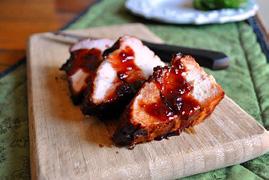 radicci com bacon Salada de tomate em rodelas com folhas de manjericão Arroz à grega Lasanha de frango