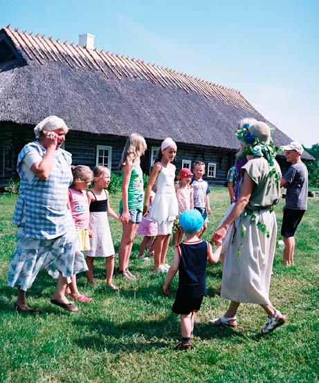 Soera Talumuuseum, autor Mati Karukäpp Kuna talumaadele jäävad Hiie hiiemets, muinasaegsed kivikalmed (läheduses oleva Kahala järve äärest on leitud üle 250 kivikalme), siis otsitakse selle pärandi