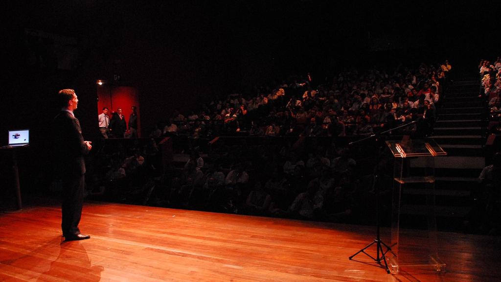 É acima de tudo um educador e motivador, que inspira entusiasmo e cativa pela paixão em compartilhar experiências Allynson Lymer e conhecimentos.