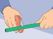 b) Cortar os tubos, perpendicularmente com a tesoura, evitando rebarbas na tubulação.