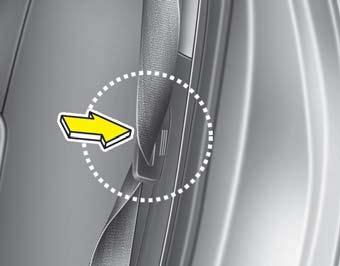 Características de segurança do seu veículo Como rebater o escosto do banco traseiro 1.