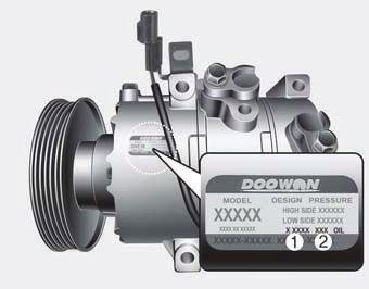 ODW081001 A etiqueta do compressor do ar condicionado informa qual tipo de compressor equipa