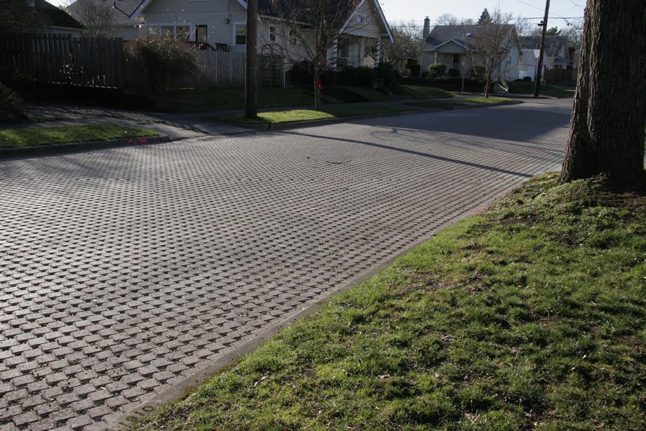 Pavimentos Permeáveis podem ser utilizados em passeios, estacionamentos, quadras esportivas e ruas de pouco tráfego.