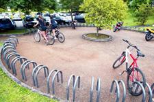 b. Instalações para estacionar uma bicicleta, ou local para travar com corrente, cadeado ou similar.